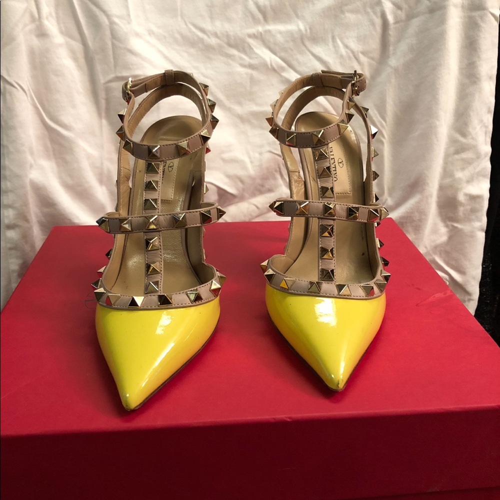 Valentino Garavini Rockstud Yellow.